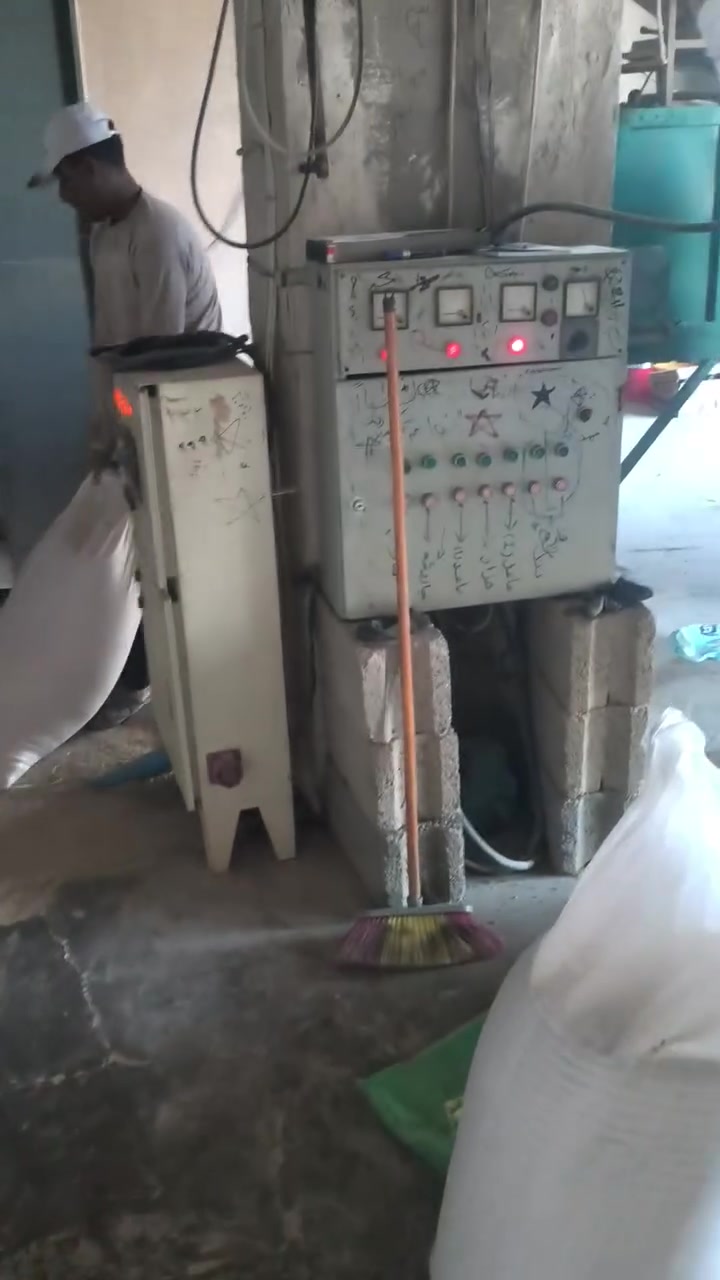 بسم لله وع بركه الله تم افتتاح مطحنه حلب المركزيه لبيع وطحن الطحين .الموقع الشارع العام شرق مركز شرطه الكرابله .
