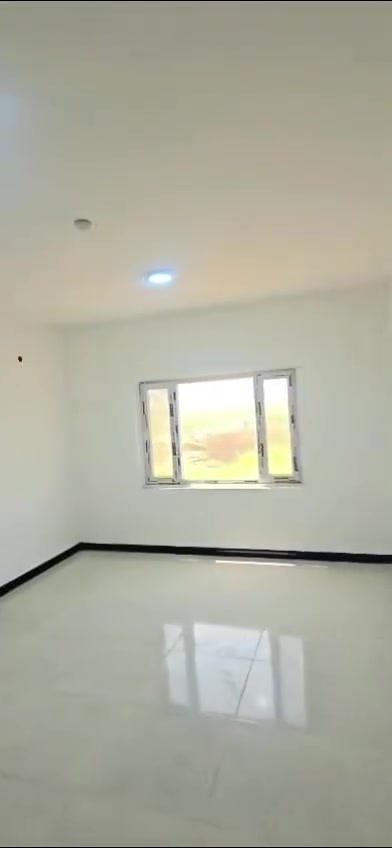 شقة في مجمع ريحانة السكني
مساحة ١١٠  ط٢ تتكون من غرفتين نوم وحمامين وصالة ومطبخ ومخزن وبلكونه بأسمنه مدفوع ٥ اقساط السعر 20 
وبيها مجال بسيط والتحويل على المشتري
#بدون دلاليه الشقة 
الخدمات (ماء وكهرباء وتنظيف وسكيورتي ومدارس)
على مدار ٢٤ ساعة
الموقع : قرب بسماية 
 للاتصال ***********
