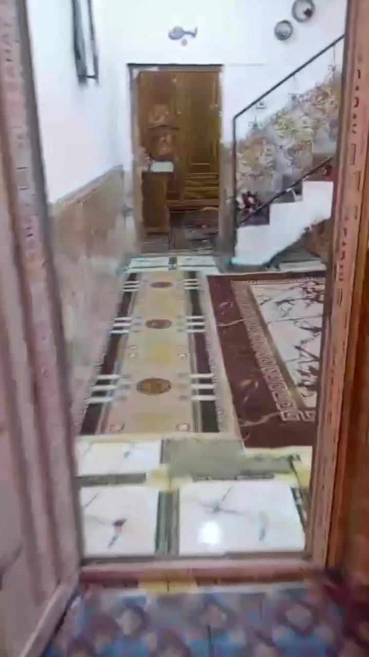 السلام عليكم ورحمة الله وبركاته اخوان بيت للبيع خلف الملعب بشارع الشيخ أحمد الوائلي مساحه ١٠٠ متر على شارعين بناء عكاده البيت نظيف مكون من غرفة وهول ومطبخ وحمامات خارجيه وممر وطارمه جبيره الاستفسار اكثر اتصل على الرقم أو على واتساب ***********
