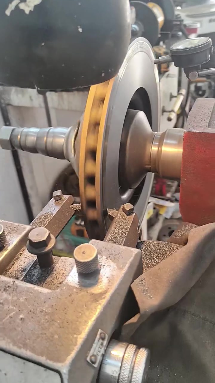 تصفير فلنجات باحترافية عالية 🔧
تم تصفير فلنجات كلايسلر C200 بجهاز SNAP-ON الأمريكي الأصلي بدقة 100%
رجعنا السيارة لوضع الشركة بدون أي اهتزاز أو مشاكل.

نتشرف بخدمتكم بأفضل جودة وأدق عمل
ورشة حسن عجوم لتصفير الفلنجات
📍 العنوان: النجف - شارع كراج بغداد - مقابل مطعم حسن رحم
📞 للحجز والاستفسار: ***********
### 2- الكابشن العامي - يجيب تفاعل أكثر
اهل الكرايسلر C200 تعالو شوفو الشغل الصح 👌
صفرنا الفلنجات بجهاز السناب اون الأمريكي، شغل درجة أولى ودقة فول
لا رجة بعد اليوم ولا صوت
مكاننا معروف بالنجف والشغل يتكلم
ورشة حسن عجوم
النجف / شارع كراج بغداد مقابل مطعم حسن رحم
اتصل : ***********
