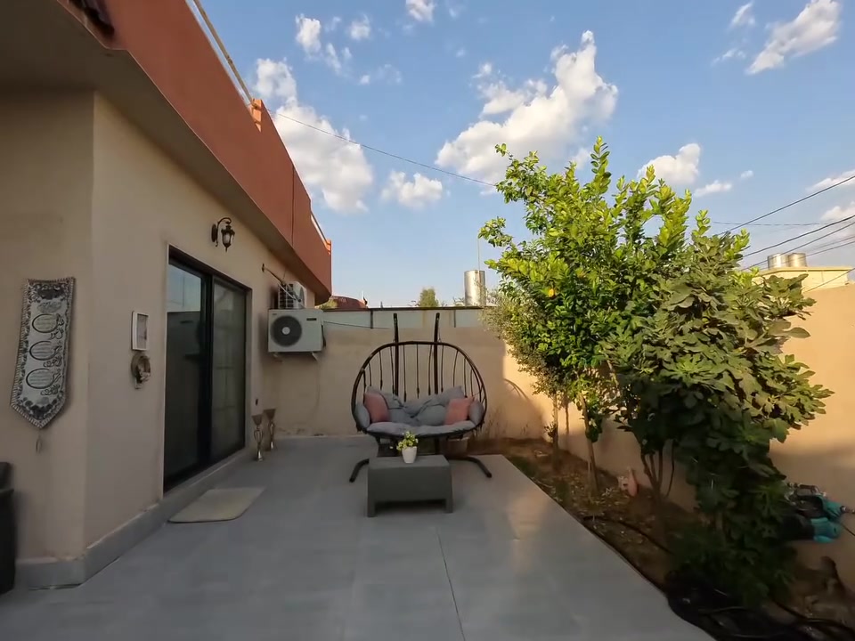 ■ منزل للبيع في مجمع شاهان
■ مساحه ٢٠٠ م طابق واحد
■ يتكون من ↘️
■ ٢ غرف نوم 
■ استقبال و هول
■ مطبخ + كراج
■ يقع المجمع على طريق ١٥٠ م
■ للإستفسار الاتصال *********** / ***********
