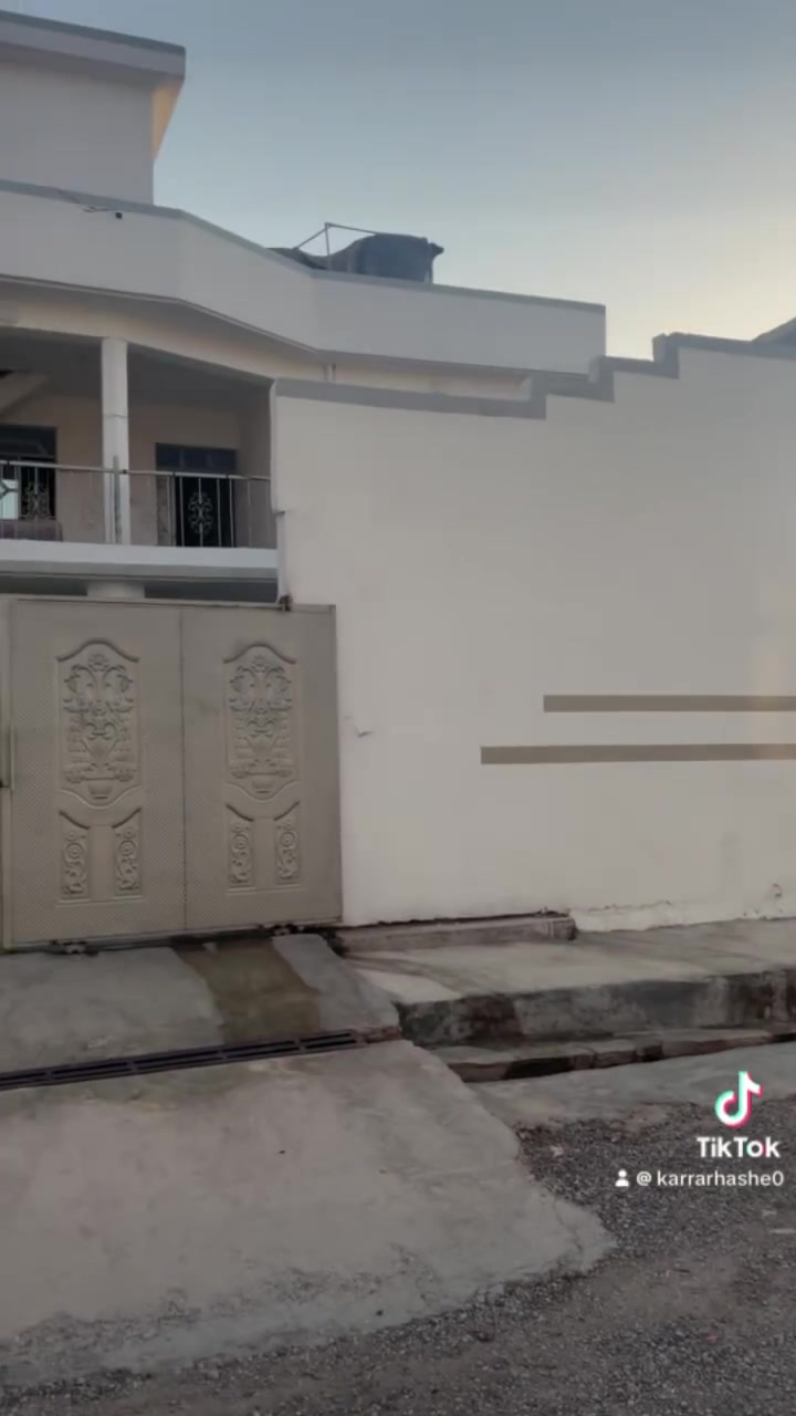 فرصة عقارية مميزة للبيع 🏠
 نوع العقار: دار للبيع (طابو صرف)
 التفاصيل: طابقين
 المساحة: 180 متر مربع
 الواجهة: 10 متر
 الموقع: حي السرور  
 السعر:100 مليون 
للتواصل والاستفسار:
 مكتب القمة للعقارات  
***********
