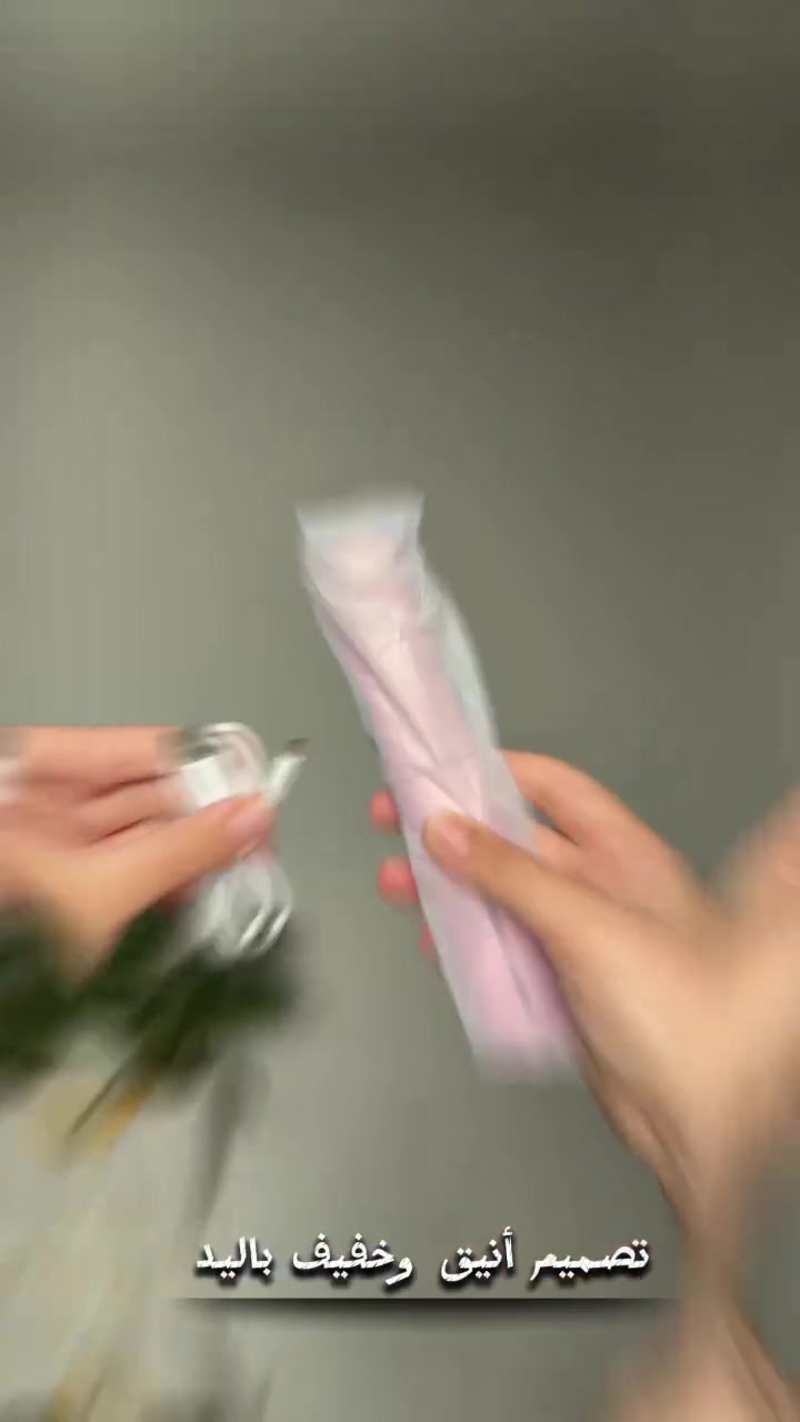 مشط فرد الشعر الحراري اللاسلكي Mini Flat Comb بشاشة رقمية
مشط فرد شعر حراري لاسلكي بتصميم خفيف ومحمول، مزود بشاشة رقمية لعرض درجة الحرارة وتحكم سهل بثلاث مستويات حرارة مختلفة ليناسب أنواع الشعر المختلفة.

• تصميم لاسلكي خفيف الوزن (120 غرام) سهل الحمل والاستخدام

• 3 درجات حرارة: 150° – 160° – 180° مئوية

• شاشة LED رقمية لعرض درجة الحرارة

• بطارية ليثيوم 4000mAh بسعة كبيرة (حتى 70 دقيقة استعداد)

• تسخين بدرجة حرارة ثابتة مع طبقة عناية سيراميكية للشعر

• نوع الاستخدام: فرد وتمليس الشعر
• درجات الحرارة: 150°C – 160°C – 180°C
• الدرجة الافتراضية: 160°C
• زمن التسخين: حوالي دقيقتين إلى 100°C / 5 دقائق إلى 170°C
• القدرة: 7.5 واط
• الفولتية: 3.7V
• الإدخال: 5V–2A
• نوع البطارية: ليثيوم 4000mAh
• الوزن: 120 غرام
• منفذ الشحن: Type-C
• عنصر التسخين: Heating Film
• عرض الدرجة: مؤشر LED

محتويات العلبة:
• مشط فرد شعر حراري لاسلكي
• غطاء حماية (Protective Sleeve)
• كابل شحن USB Type-C
• كتيب تعليمات الاستخدام. السعر 15 الف التواصل ***********
