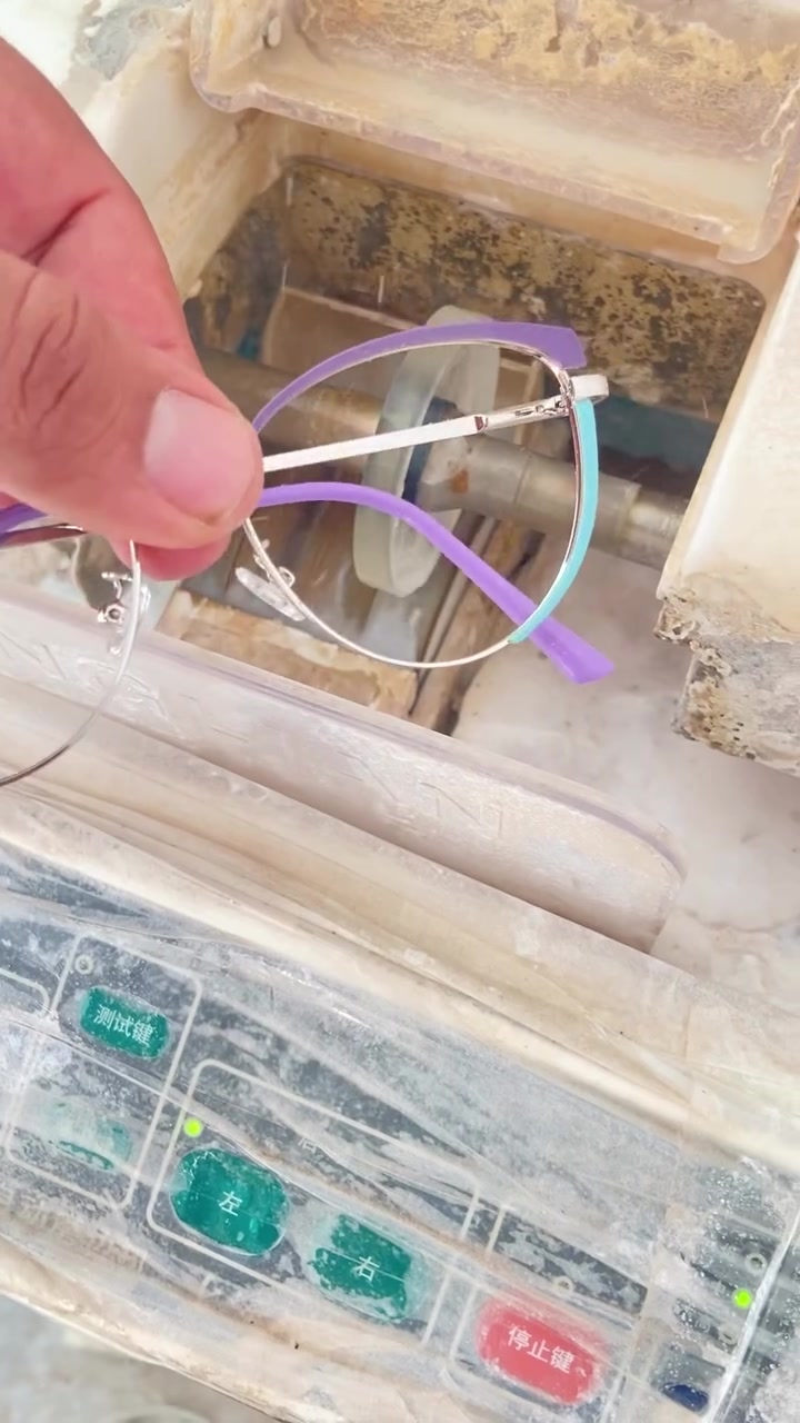 قصر نظر عالي • ٦/٦ • عيادة عوينات العبدالله