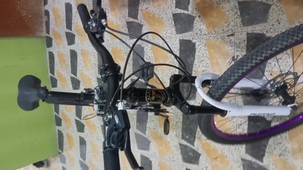 متاح بايسكل رياضي مثل ما موضح بل صوره ستخدام  3اسابيع فقط نضافه فول مثل ما موضح كيرين كير خلفي وكير امامي لبايسكل نضيف الله شاهد مداري مداره فول لومو متوازي مابيع  سعر 90وبي مجال بسيط مكاني رمادي لخمسه كيلو *********** ملاحضه اذا اكو بايسكل شحن مراوس وانطي فرق او راس براس عادي
