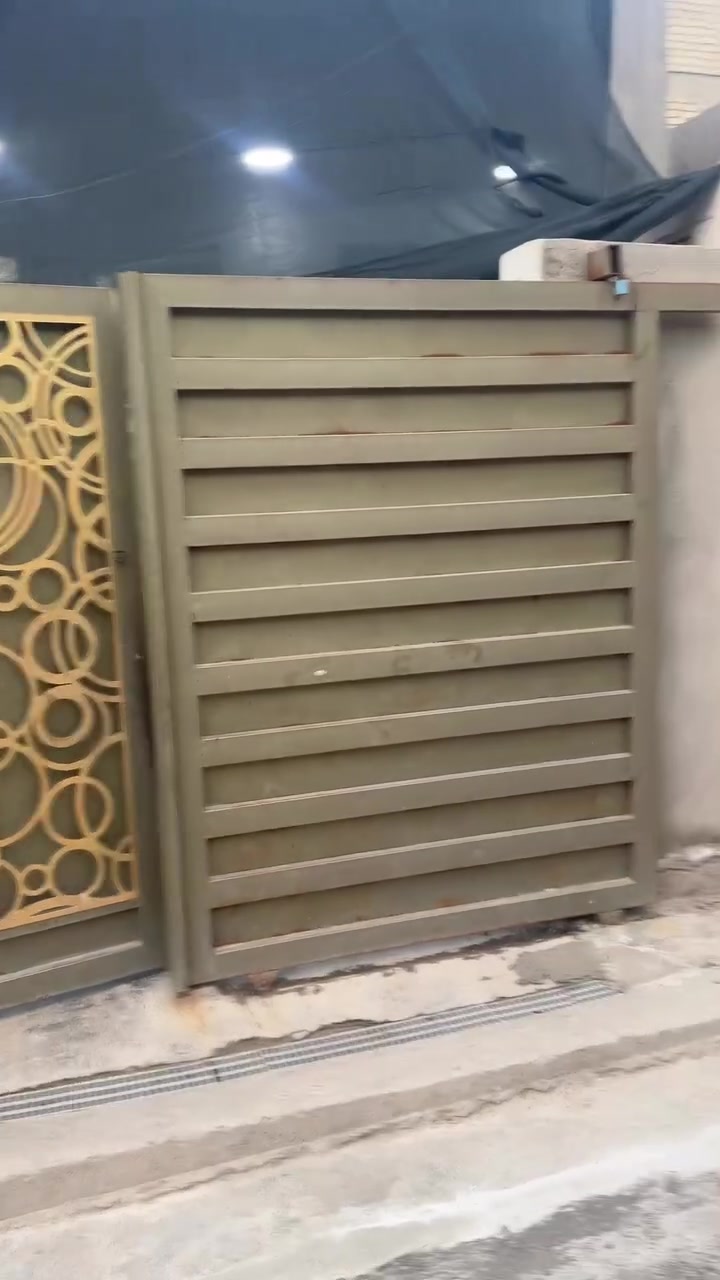 بيت للبيع ١٠٠ متر طابق ونص الزعفرانية الاربع شوارع مقابيل فلافل لبنان شارع مطعم كاكا بختيار زراعي يتكون من طرمة وستقبال وصالة مطبخ وغرفتين نوم وحمامات منطقة تبليط وكامل الخدمات للاستفسار ***********

