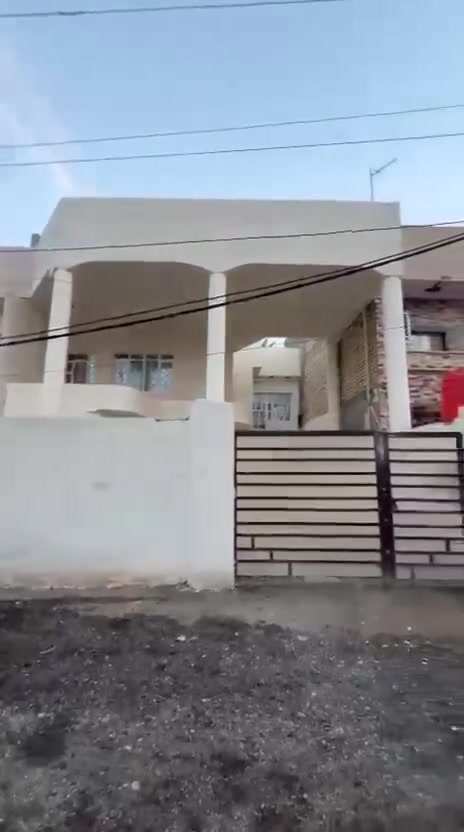 السلام عليكم  دار للبيع المساحه ٢٢٥  واجهة ١١ ونص يحتوي على أربع غرف نوم وصاله ومطبخ وخدمات مللك صرف زراعي والتفاصيل داخل الفديو كما يتوفر بيوت وأراضي بمساحات مختلفه للإستفسار الاتصال على الرقم ***********

