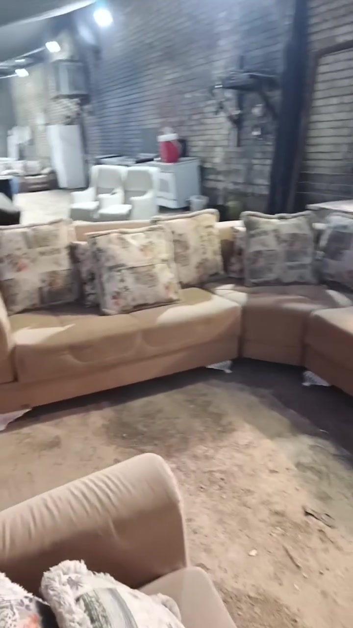 ٨ مقاعد تركي سرير مخزن  العنوان رئاسة شارع عسرين مجاور مطعم مشمة ***********
