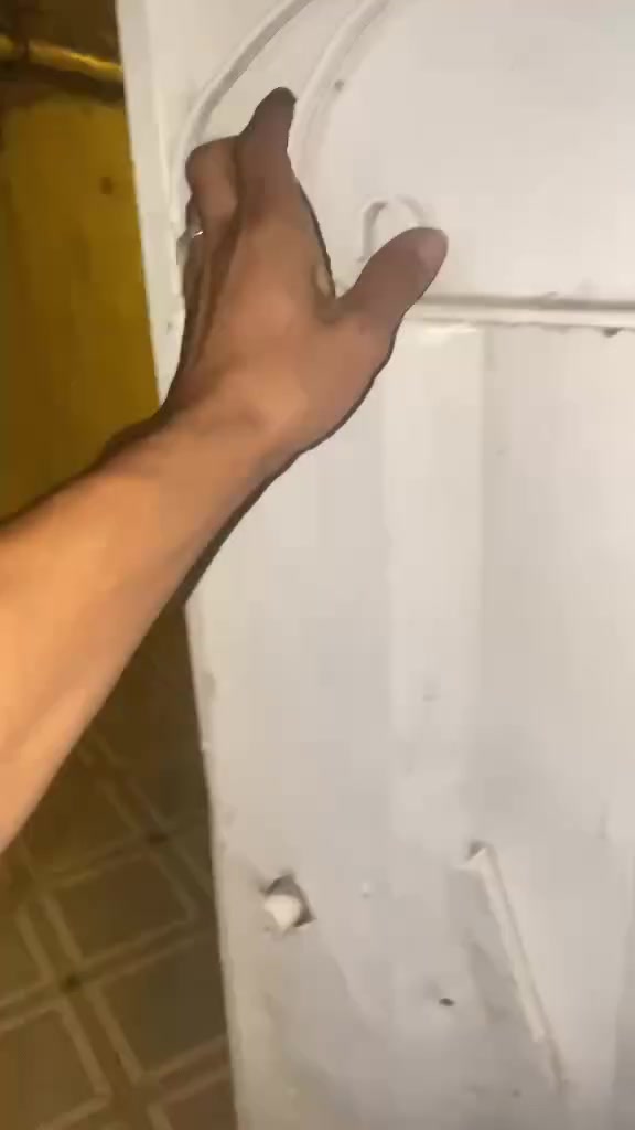 السلام عليكم عندي الدار للبيع طابو صرف المساحه 100متربابل حي الشهداء الاول قرب مول أهل الخير شارع زيد القصب رقم موبايل ***********

