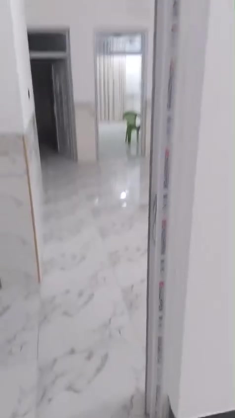 بيت طابق ثاني بناء جديد وحديث محد ساكنه

يتكون من غرفه وصاله واستقبال وصحيات داخليه وخارجيه وسطح بيت جبير مساحته 130 متر 
كامل من كل النواحي

قرب جامع الحسين حي العسكري قريب على مدارس واسواق 

سعر الايجار : 450 الف ماء وكهرباء على ابو البيت

للاستفسار : ***********
