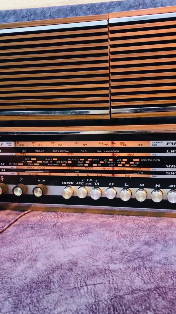 للبيع راديو انتيكا 📻
من شركة BL AUPUNKT المانيا 🇩🇪 
نظافة الجهاز 100 % جديد لوك 
صناعة الجهاز 1975 المانيا 🎼
FM / MW / LW / KW نظام الراديو 
سحب الراديو 100 % نقاوة جداً عالية
المظهر الخارجي للجهاز من الخشب 
سماعات خارجية للجهاز  
للاستفسار اكثر مراسلة الصفحة 
وات ساب *********** اتصال ☎️
