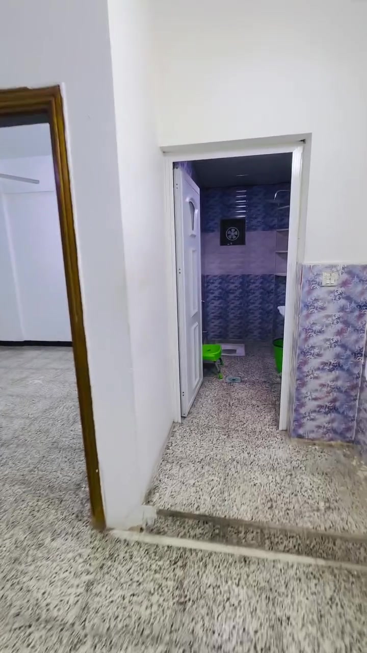 شقه طابق اول للايجار 
تحتوي على غرفه وصاله ومطبخ مشترك وخدمات بالكونات عدد 2 
موقع📍بغداد _ الاعظمية قرب محكمه الاعظمية
السعر 450 الف 
للاستفسار ***********
