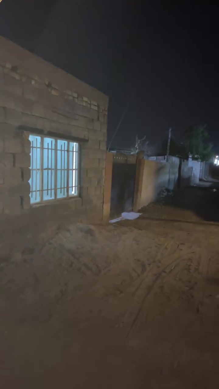 لسلام عليكم شباب عندي بيت البيع بل دوانم شارع ابو نزار مساحته 130 متر الواجه7ونزال 19 يحتوي على غرفتين نوم وصحيات 2 ومطبخ وطرمه وستقبال ومنور خلفي البيت مسلح كونكريت السقف مالته  كامل من كلشي مي وكهرباء منقصه شي السعر 30 وبي مجال ***********
