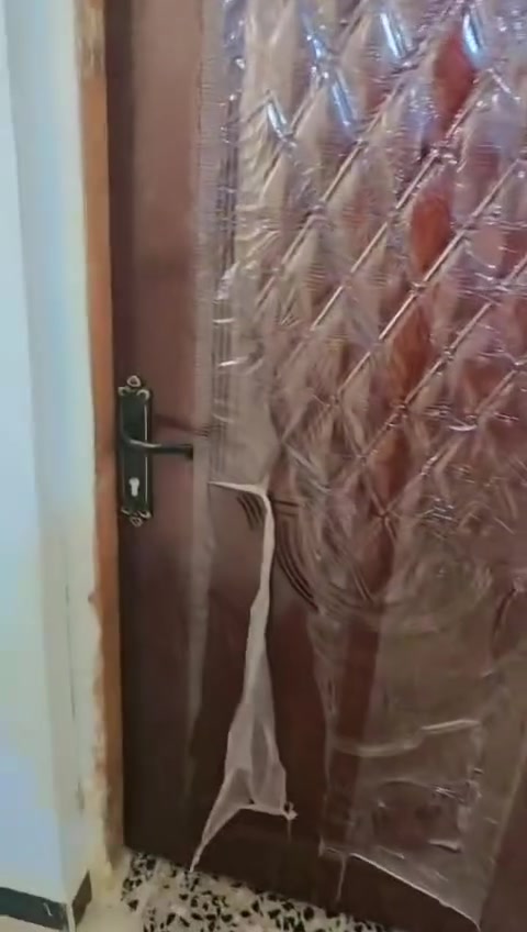 وعليكم السلام ورحمة الله 🙏
اللهم صل على محمدوال محمد  على الواتساب:***********

---

*🏠 بيت للبيع - بغداد / الزعفرانية قرب جامع الاصدرين*

*المساحة:* واجهة 8 متر × نزال 12 متر  
*بيت تشجير :*  بيت تشجير بصف طابو  
*الخدمات:*
- ماء جديد + خطين مي على الطابو 
- كهرباء خطين على الطابو
- مجاري مدفونة على الطابو
- ماطور + تانكي + سخان ويه البيت

*التفاصيل:* 
- غرفتين 
- هول 
- مطبخ وملحقاته 
- صحيات داخلي + خارجي
- البيت متعوب عليه وتأسيس كامل

*السعر:* 22 مليون دينار وبي مجال قليل للشراي الصدگ

*للتواصل واتساب فقط:* ***********  
_رجاءً بدون، كسر بحلال العالموالله يرزق الجميع_

--
