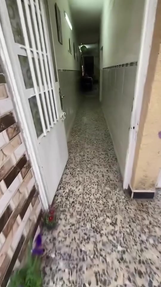 بيت  للايجار مساحه١٠٠متر يحتوي ع غرفتين نوم وصاله ومطبخ وحمام  ومرر. سعر٤٠٠حسينيه خدمات  مسقط شارع العقيد علي وتبليط ديشتغلون بي. للاستفسار ع رقم ***********
