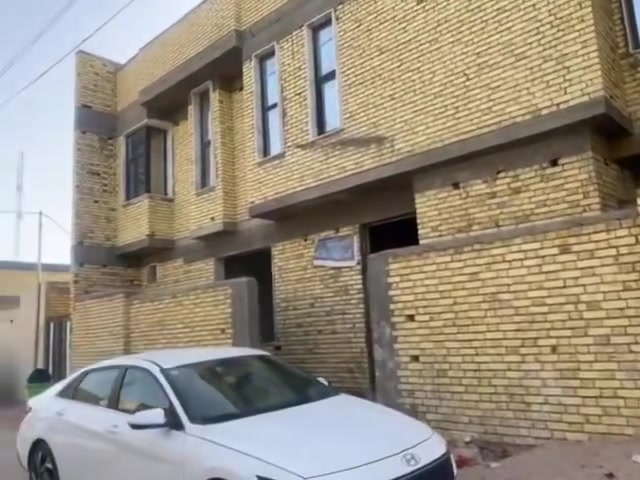 🏡 بيت طابقين للبيع – فرصة مميزة جداً للبيع المستعجل
📍 الموقع:

شارع فدك الزهراء – مقابل صيدلية الگناهرة

شارع عريض ومميز يربط بين حي الزهراء وشارع السفينة، ضمن منطقة هادئة وحلوة للسكن.

✨ تفاصيل العقار:

• المساحة: 200 م²

• بناء حديث جداً وعمره قليل، بناء سكني وليس استثماري

• تصميم عملي ومناسب للعائلة

• جميع الصحيات ملكية

🏠 الطابق الأرضي:

• ديوانية

• صالة واسعة

• غرفة

• مطبخ حار وبارد

• صحيات داخلية وخارجية

• حديقة داخلية جميلة

• شلالات وديكورات مميزة

• الطابق الأرضي يحتاج فقط إلى الشبابيك والأبواب لإكماله

🛏️ الطابق الثاني:

• غرفتان بمساحات واسعة

• غرفة سويت متكاملة غير مفصولة عن البيت

▫️ صالة

▫️ غرفة

▫️ صحيات

• إضافة إلى صحيات أخرى في الطابق الثاني

📜 الطابو:

طابو أسهم، والمعاملة حالياً عند المحامي لغرض تحويله إلى طابو صرف.

⚠️ سبب البيع: ظرف حرج لدى أصحاب العقار.

🔥 ملاحظة مهمة:

البيت أحدث بناء، والشراي يجي ويشوف بعينه ويتأكد من كل التفاصيل

فرصة مناسبة لمن يبحث عن بيت حديث بموقع مميز وبمساحة 200 متر.

للتواصل خاص او 

واتساب ***********
