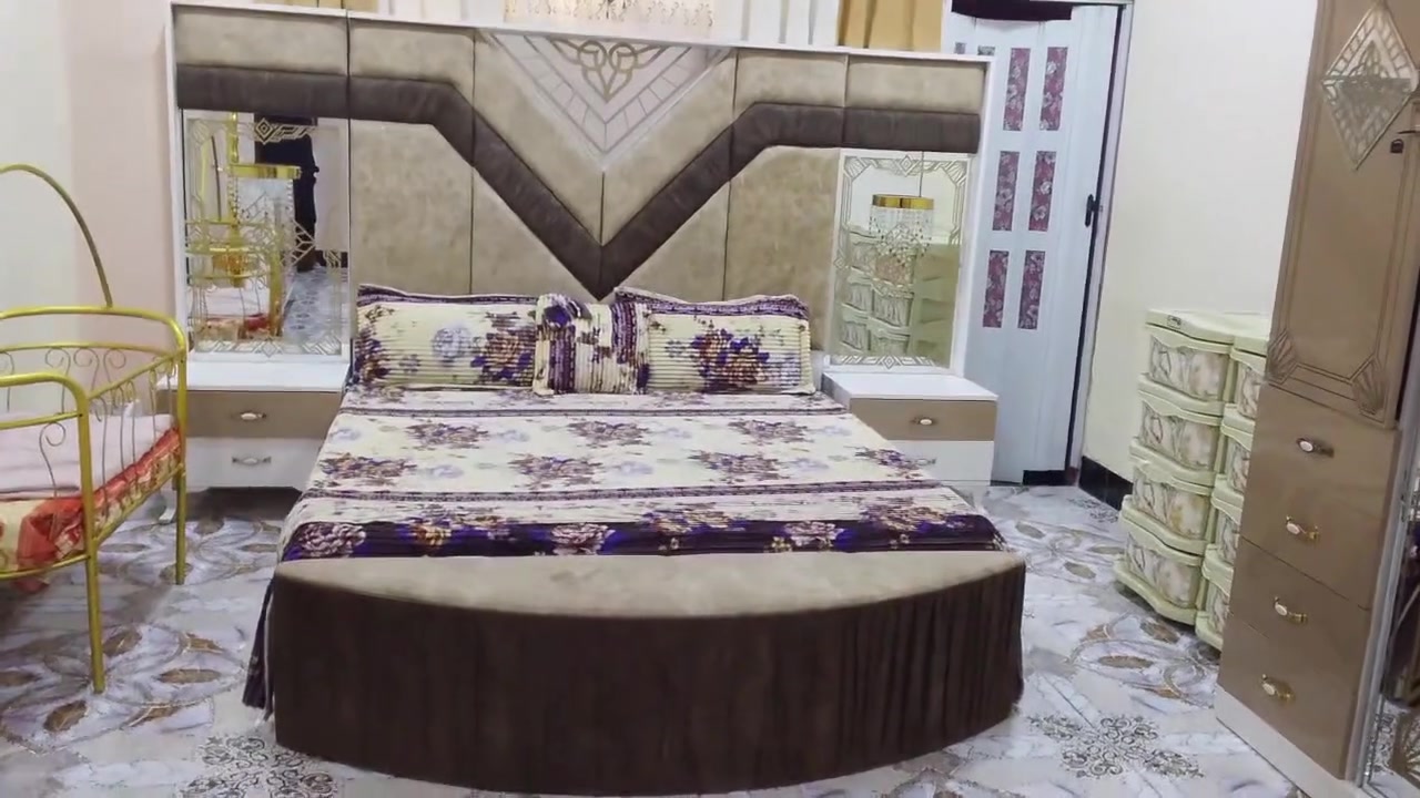 سلام عليكم غرفه خشاب تركي نضافه 100/90 سعر 850 ألف مكان بصره شط العرب رقم بي وتساب ***********
