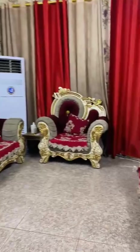 سلام عليكم 
ياالله 
تخم الملكه صناعه عراقيه
عدد المقاعد ١٠
مكاني الشعب حي الصحه 
سعر ٤٠٠ وبي مجال بسيط
اي ضرر مابي كلش نضيف 
هذه رقمه ***********
 لا يوجد توصيل
@إشارة
