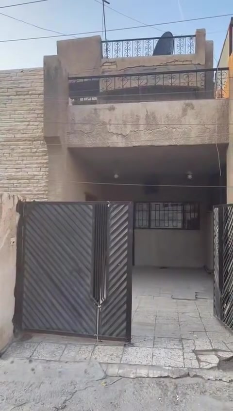 السلام عليكم بيت للبيع حي المواصلاات قريب ع شارع ضغط مساحه 200 متر واجه 10نزال 20 تقطيع حسب طلب تفصيل بال تصويره مرجعه مع مكتب البراق ***********معتز
