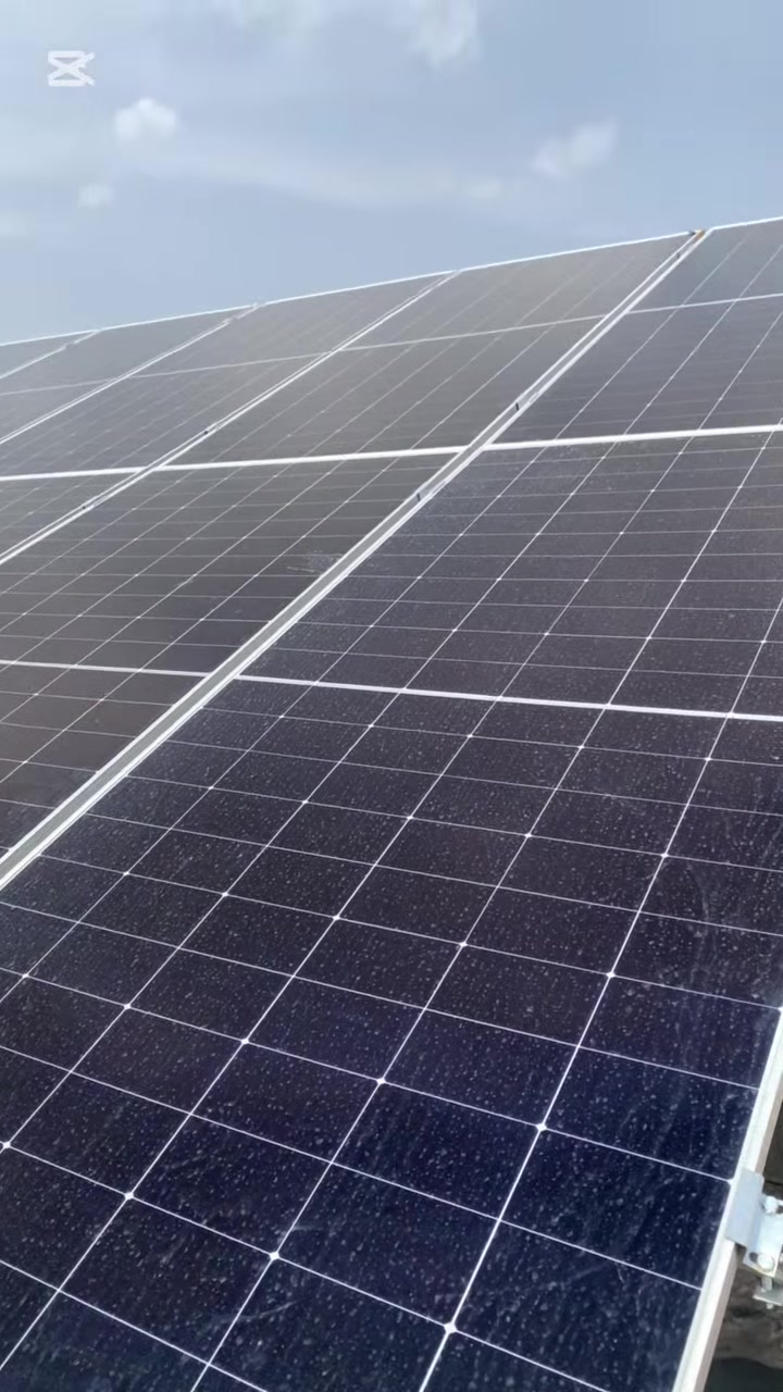 ⚡ الاستقلال التام مع Power Security ☀️
نظام Off-Grid متكامل، يوفر لك طاقة مستمرة ومستقرة تماماً.

📦 مكونات المنظومة:

• إنفيرتر: Deye 6kW Off-Grid (أداء قوي للأحمال الثقيلة).
• البطاريات: 2 بطارية ليثيوم (إجمالي 32kW) - خزين عملاق للأداء الليلي.

• الألواح: 10 ألواح Longi X10 - كفاءة عالية في الشحن والإنتاج.

• الهيكل: حديد Meccano متين ومقاوم للظروف الجوية.

📊 الأداء الفعلي:
✅ نهاراً: أكثر من 20 أمبير مباشرة من الشمس.
✅ ليلاً: تيار مستقر بقدرة 20 أمبير يغطي احتياجك بالكامل بفضل سعة الخزن الضخمة.

👷‍♂️ Power Security: دقة في التنفيذ، ضمان في الأداء.

📍 بغداد وكافة المحافظات
📞 للحجز: ***********

#Power_Security #طاقة_شمسية #Deye #Longi #العراق #بغداد #أوف_جرد #فيسبوك #ريلز #تركيب_منظومات #ترند #اكسبلور

