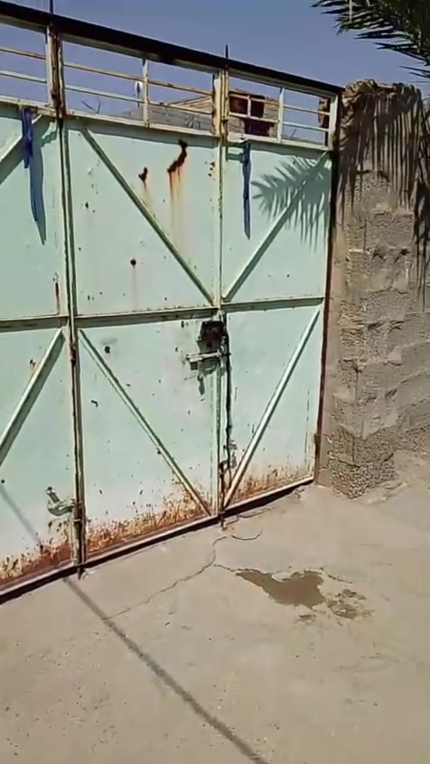 سلام عليكم بيت للبيع مكلف بالنشر بيت زراعي للبيع مساحه 250 بدايه طريق الشركات رقم راعيه ***********
غرفتين وصاله وديوانيه ومطبخ وصحيات 
كله سيراميك بس الحوش صب 
السعر 30وبيه مجال
