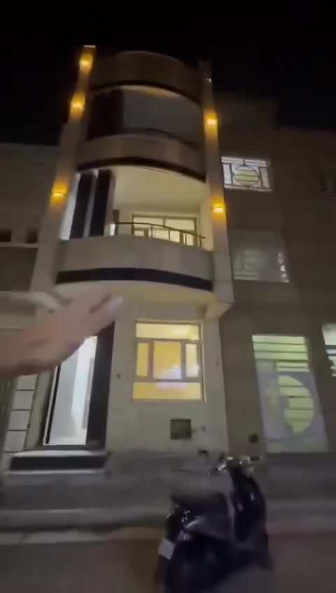 بيت حديث للايجار في قلب الأعظمية (قرب المقبرة الملكية) 🏡✨
✨ البيت كامل متكامل من كلشي ومجهز بـ:
 ماطور ماء 🚰
 تانكي 💦
 سخان ♨️
 طبكة سيارة مريحة 🚗
📐 تفاصيل وتقسيم البيت (طابقين):
 الطابق الأرضي: صالة واسعة 🛋️ + مطبخ 🍳 + خدمات كاملة 🚿
 الطابق الأول: غرفتين نوم 🛏️🛏️ + خدمات 🚿
 الطابق الثاني: غرفتين نوم 🛏️🛏️ + خدمات 🚿
📍 الموقع: الأعظمية - موقع ممتاز ومميز جداً قرب المقبرة الملكية.
💵 السعر: 850 ألف دينار عراقي (شهرياً).
📞 للإستفسار والمعاينة: ***********
