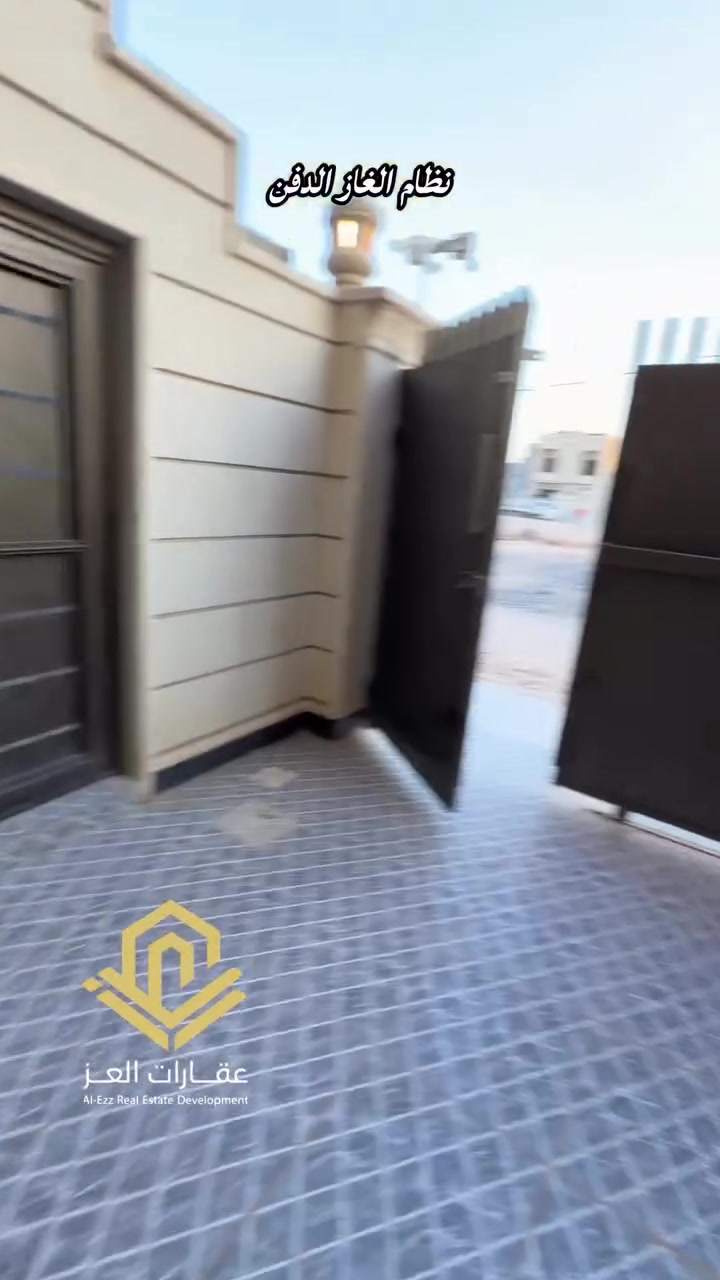 بيت للبيع تكريت – حي التصنيع 300م² واجهة 15م قريب علوة السمك

- قريب شارع 60 الديوم 
📐 مواصفات البيت:
 4 غرف نوم، صالتين، وردهة - مطبخ حار وبارد معزول - 3 حمامات - منظومة طاقة شمسية 20 امبير - أرضية مرمر - كراج - حديقة خاصة منفصلة 

💰 خيارات الشراء:
 1. سعر البيت بدون الأثاث: بـ 180 مليون 
 2. يباع البيت مع الأثاث ومع القطعة 100م ويا

> 📞 السعر بيه مجال للشراي الجاد ويدلل.
 📞 للاستفسار والتواصل:
*********** – ***********

نص مكتوب في الصور:
- دار للبيع حي التصنيع (سند منف المساحة: 300 م السعر: 180 مليون الغرف: 4 صحيات: 3 طاقة شمسية: 20 أمبير 748048441 ارات العز - تكريت القادسية شارع ستشفى العسكري التقاطع الاخير