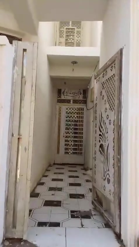 بيت للبيع مساحه ٧٥م واجهة ٥ونص ونزال١٤مكانه الخطيب الزراعي الحشد خلف مأكولات مبراشه بفرعين يحتوي على مدخلين مدخل ع الصاله والمدخل الخ ع المطبخ يحتوي على صاله وهول وبنفس الوقت مطبخ وغرفه نوم ووصحيات ٢جوو وغرفه وصحيات وهول فوك يعني البيت بيه صاله وهول وغرفتين و٣صحيات
*********** .
