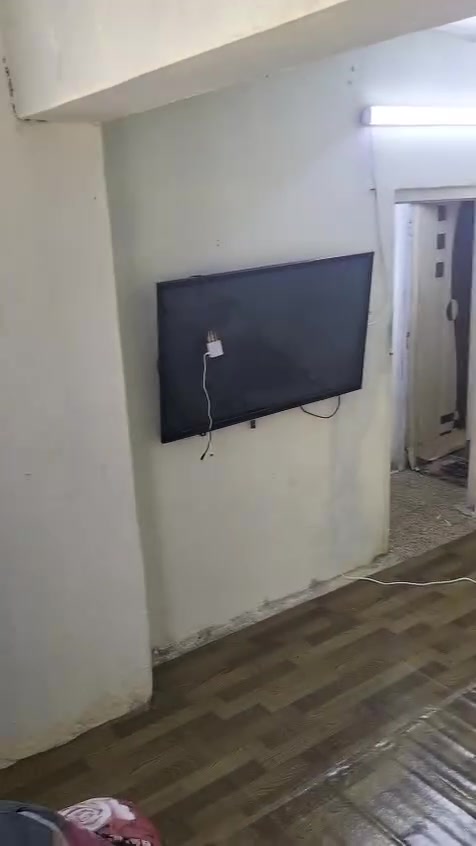 السلام عليكم شقة للايجار في منطقة حي اور يم فلكه صباح الخياط مقابل جامع عمار بن ياسر الشقة غرفتين و صالة و حمام وتواليت و مطبخ غرفه 3x2.5 و غرفه 3x4 و الصالة 3x4 المطبخ 3x2.5 الشقة مضلومه بالتصوير بالحقيقة احلة بهواي سعر الايجار 250 للاستفسار *********** او علخاص

