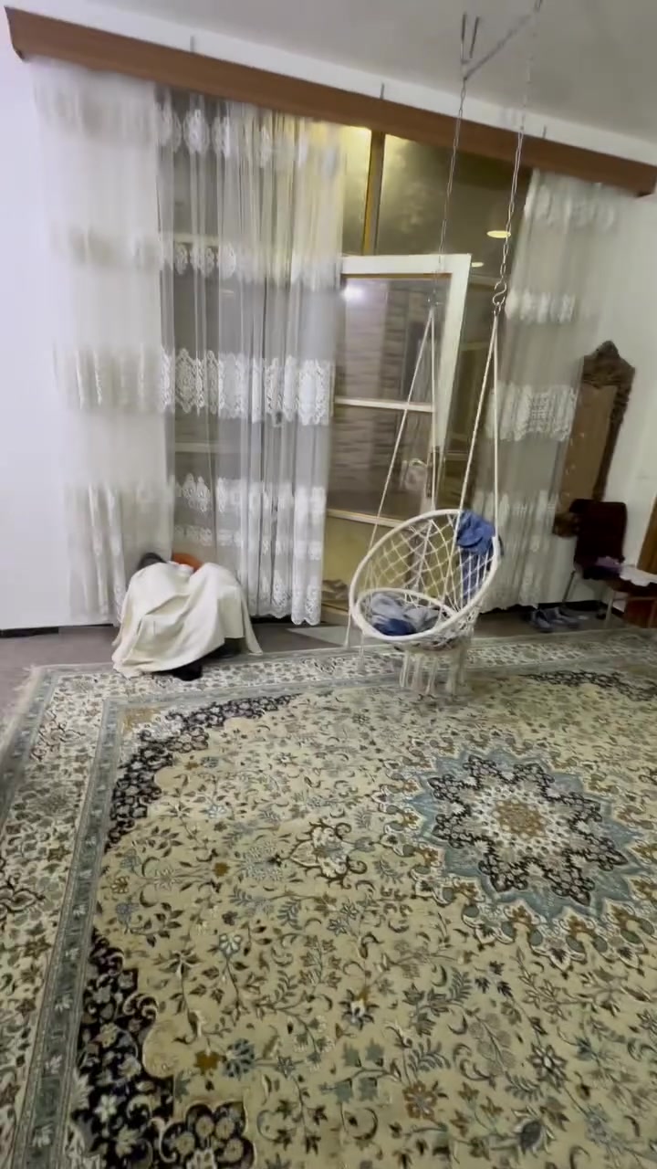السلام عليكم

بيت للبيع الموقع 

بستان النقيب  الروضتين – شارع كاظم ابو لحمة وشارع ستائر علي الصليخي فرع اسواق ما شاء الله بالفرع 

يبعد حوالي 1 كم فقط مشياً عن مرقد الإمام الحسين عليه السلام
* المساحة: 150 م²
* الطوابق: طابقين
* الملكية: ملك صرف
* البيع: مباشر من المالك
* سنة البناء: 2022

الطابق الأرضي:

* كاعية حوش
* حمام + تواليت + مغاسل
* استقبال
* صالة كبيرة
* غرفة
* مطبخ
* منور

الطابق الثاني:

* غرفتان مع سويت/حمام
* غرفتان بدون حمامات
* بلكونة كبيرة
* سطح أزكام
* مطبك شتايكر
السعر ٣٣٠ مليون وبي مجال للتفاوض 
*********** 
متواجد واتساب فقط
