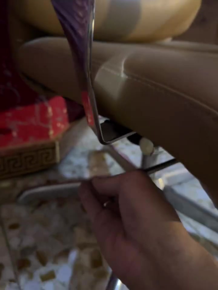سلام عليكم كرسي مكتب. للبيع جداً نضيف جك شغال  مستعمل قليل جداً 50 الف وبي مجال 
***********

