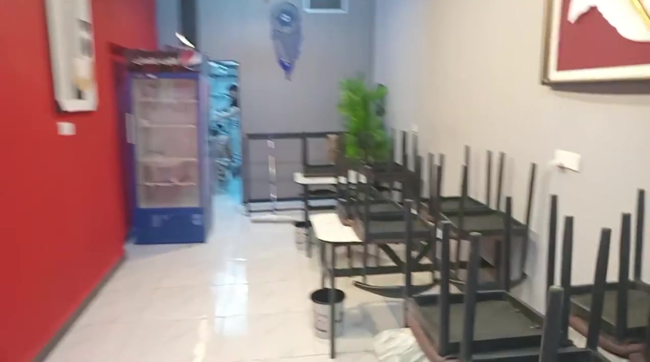 اقراء قبل لاتتصل 

السلام عليكم مطعم صار ١٠ ايام فتح اول ٣ ايام بند الدجاج ٣٥ دجاجه والكص ٣٠ كيلو ويبيع صواني  تمن ومرك واجنحه خير من الله المطعم بي مينيو كامل بس كلشي ملنزل من المينو بس الدجاج والكص الولد مو ابو مصلحه والعمال واحد جايبه واحد مودي وكلشي ميعرف المطعم معروض للبيع الشعب شارع عدن علشارع العام المطعم كامل من كلشي حته مسواك بي 
***********
