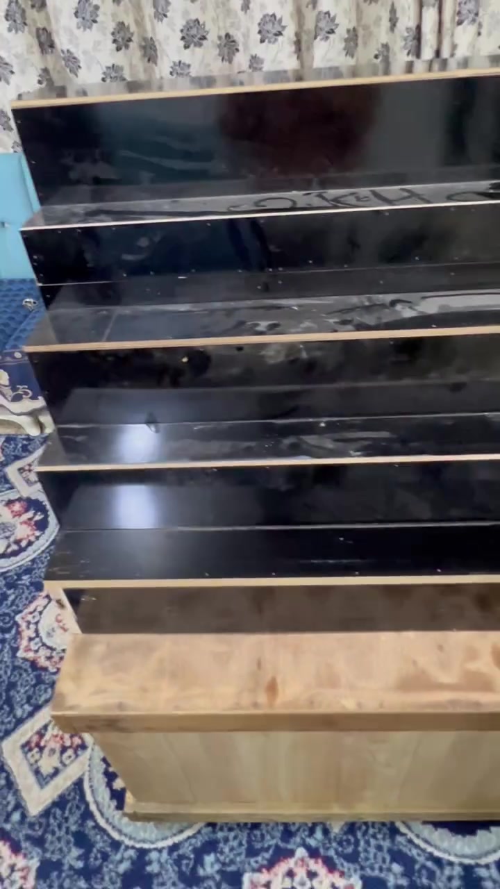 بوث مال عطور للبيع جديد مامستعمل هستوه طالع م̷ـــِْن نجاره السعر خاص ***********
