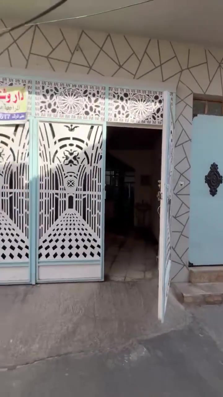 بيت للبيع بمساحة 100م منطقة المحمودية شارع  خزرج قرب راس الجادة بناء حديث واجهه 6م يتكون من  طابقين  ،   الطابق الاول غرفتين وصاله ومطبخ واستقبال وصحيات      والطابق الثاني.  شقه معزولة للاستفسار الاتصال *********** علاء الدين الساعاتي للعقار
