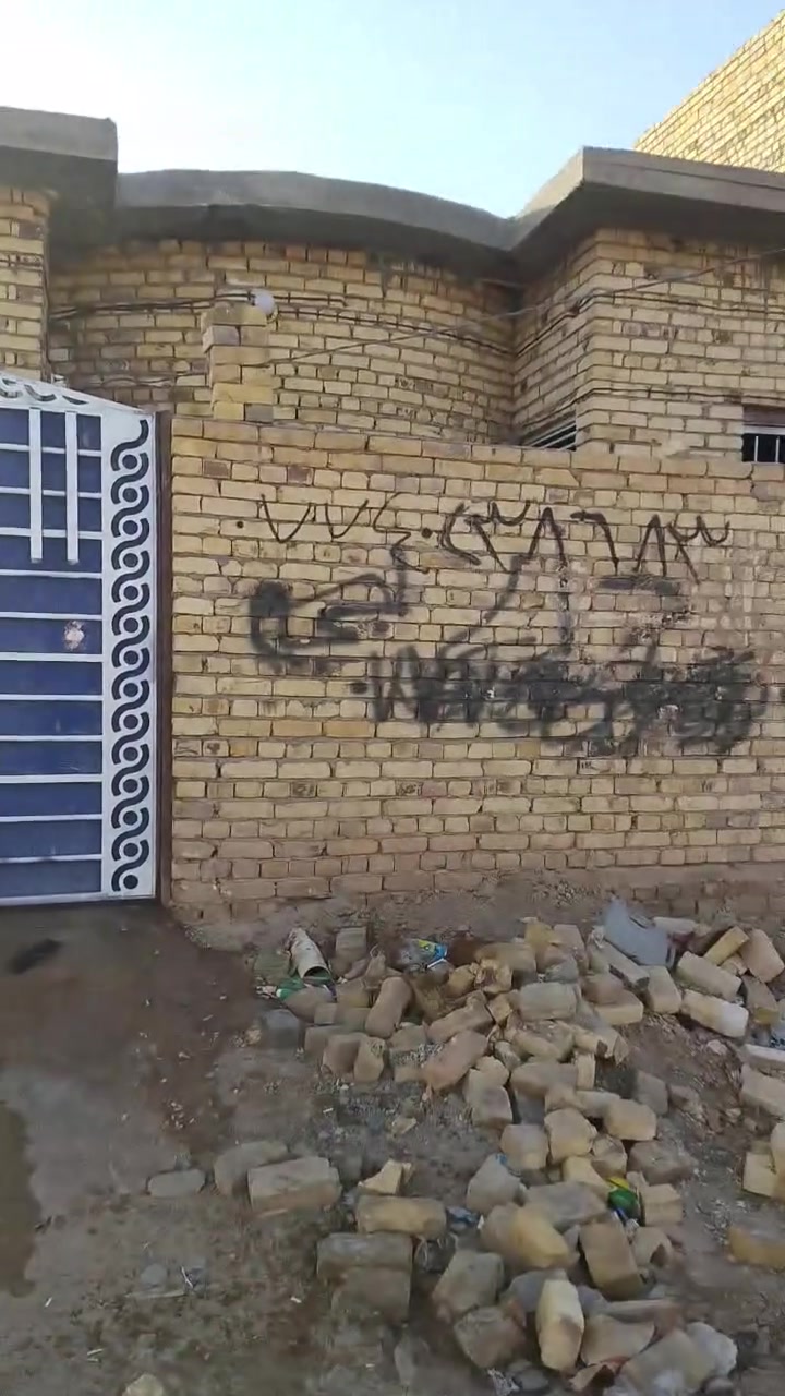 السلام عليكم ميه مربع بحجي حسن الاولى بل الماجديه نهايه شارع المولد غرفتين وصاله ومطبخ وستقبال عوزه تكميل لبخ وارضيه ماي ومجاري وكهرباء واضويه ونقط كامل السعر33وبيه مجال ‏‪***********‬‏
