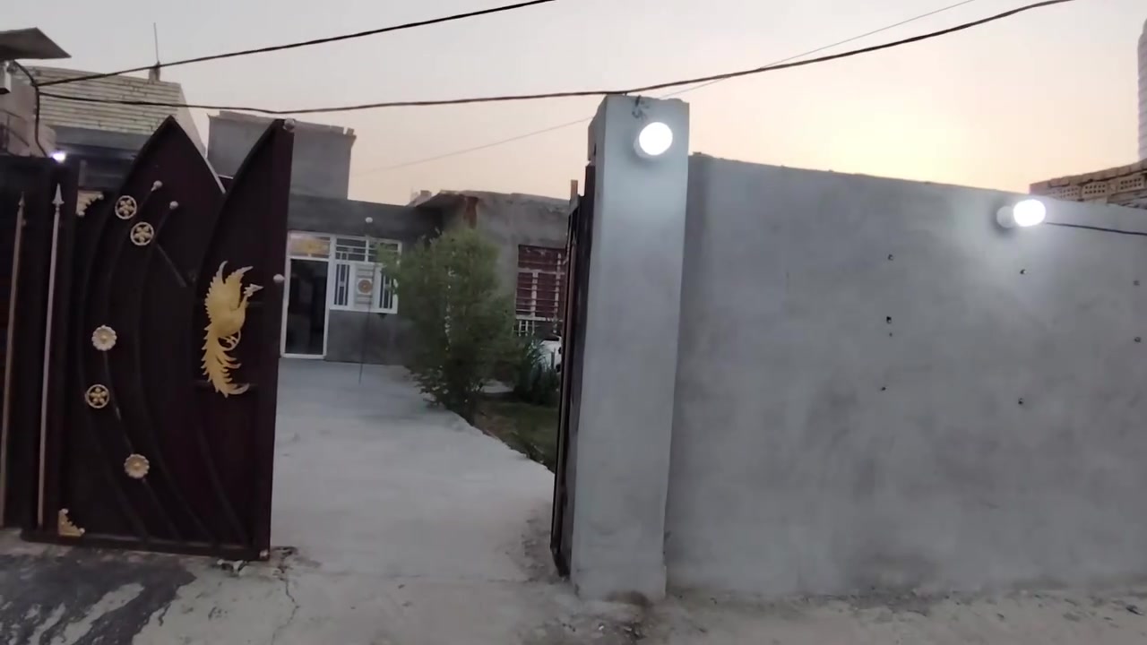 🏠 دار للبيع  مساحة. 425 متر

المكان بغداد تقاطع النهروان قرية الخنساء

تفاصيل البيت يحتوي على غرف النوم 2 وصالة واستقبال و مطبخ وحديقة جبيرة مثل ما وضح بل تصوير

خدمات ماء كهرباء سحب تبليط مدارس
زراعي على 117 

سعر مناسب كلش 42 مليون
مكتب بغداد للعقار ***********
