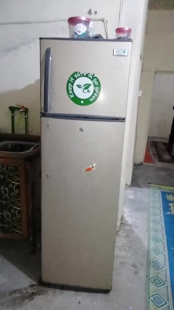 السلام عليكم ورحمه الله
ثلاجه حجم وسط سعره 140
وكيزر 120لتر نضيف جدا ب60
وطباخ منضدي ب45 
مكاني بغداد مدينة الصدر 
رقم صاحب الاثاث 
***********عباس
