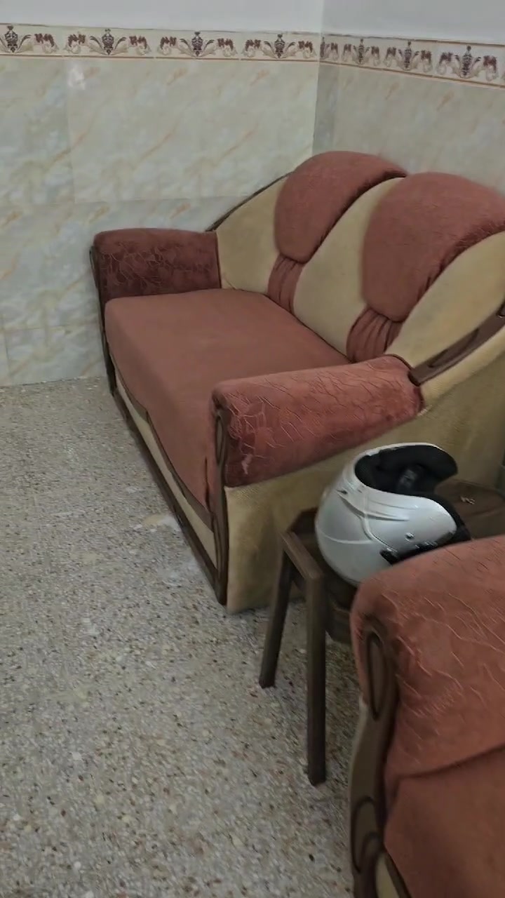 تخم مكون من ١٧ مقعد،   ثلاثيه و كرويتات اثنين ثنائيات و خمس كراسي .. وعندي لنفي نوع هم كرويتات اثنين ثلاثيات ، بهيج حاله يصير سعر الف ذ400بي مجال قابل للتفاوض  اذا تردونهن وياهم