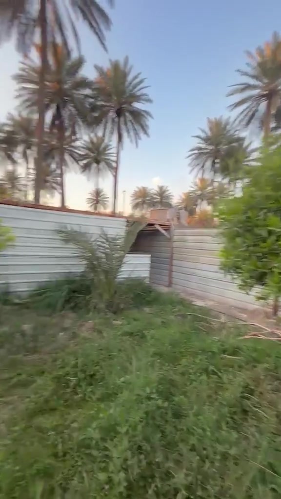 السلام عليكم يوجد لدينا بيت للبيع هوه و اثاثه مساحه600متر واجه 24 و نزال25 لسعر200مليون وبي مجال   الدوره هورجب قرب بانزين خانه محطت اضواء 
***********
