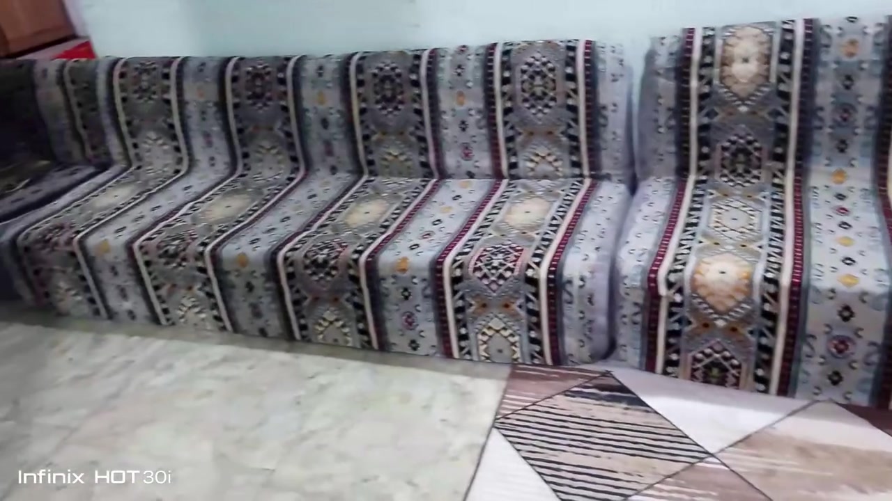 بسم الله ماشاء الله عندي هاي الجلسه العربيه مستعجل ع بيع 
110 بيه مجال قليل 
ابي الخصيب محيله الشارع الوسط مقابل مضيف العوينات 
كويتي ربل سفنج عالي بدون خشب 
***********

نص مكتوب في الصور:
- Infinix HOT 30i