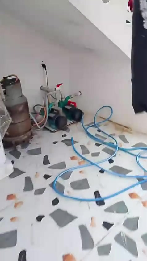 سلام عليكم بيت للبيع مساحه ١٠٠متر البيت تبريد مركزي  فول مواصفات يحتوي على غرفت نوم مطبخ حراري +هول +استقبال +حوش كراج سياراه موقع البيت بنجه علي خلف بنزين خانه طاهر رقم الهاتف ***********السعر31بي مجال  تحياتي لجميع
