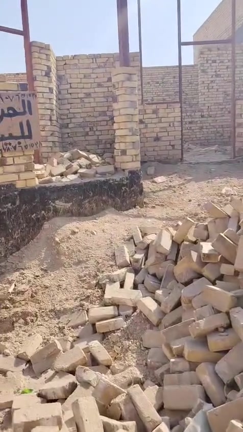 سلام عليكم هيكل للبيع حي الفرات تنزل ويه  سكة القطار تمشي مسافة 200متر ويه السكه يحتوي علئ غرفتين الغرف نظام سويت بيهن وصاله ومطبخ واستقبال صحيات خارجيه الاساس كونكريت مسلح بناء طابوك ومع الهيكل 12الف طابوكه خلف البيت 100متر ترك وامام البيت فضله 400متر  البناء الاساسي 200متر للاستفسار الاتصال علئ الرقم ***********
