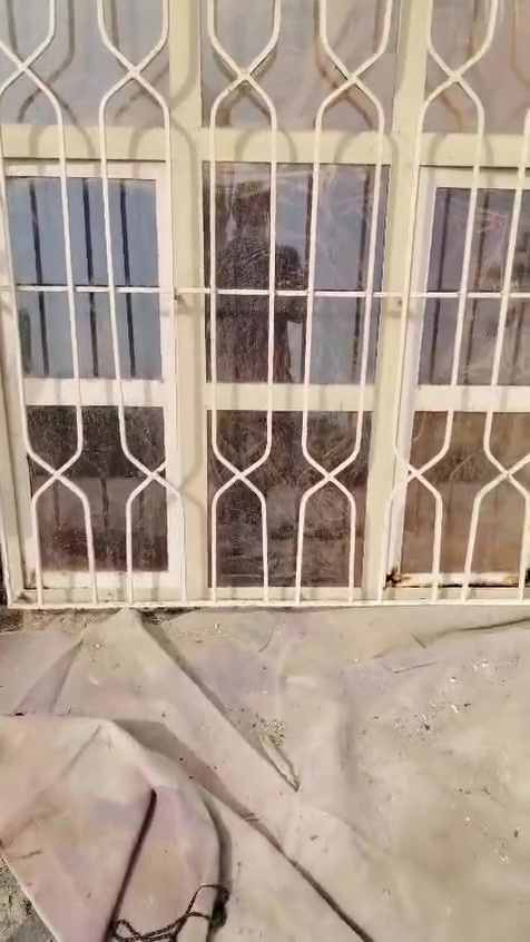 باب خشب • شباك حديد • فيديو