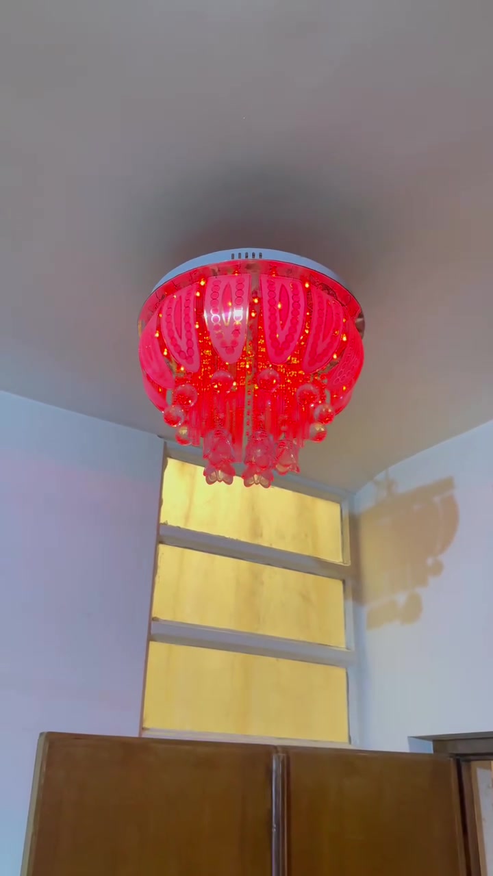 للبيع زوج ثريات هاذي امامكم وبيها منفذ مال فلاش  
للتواصل واتساب ***********
