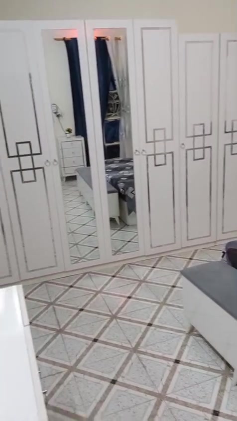 سلام وعليكم غرف البيع نضيفه و حلوه مستعمله شهر واحد بس وسعره 850 وتصال على رقم ***********

