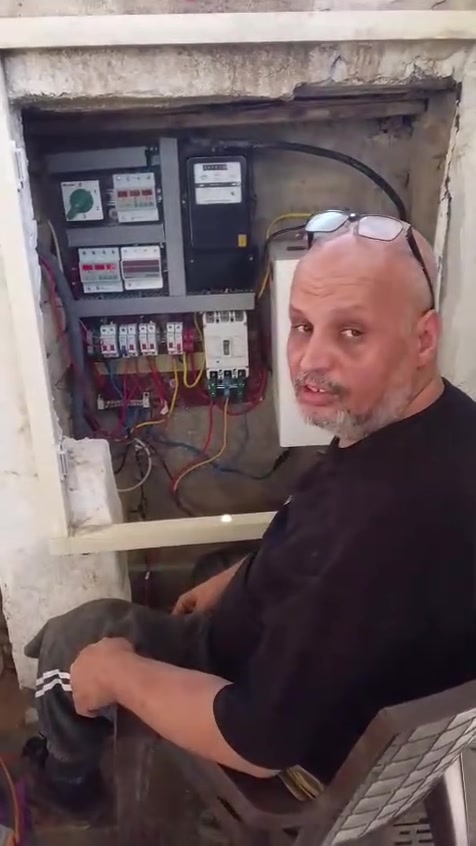 تم بعون الله نصب وصيانه بورد احد الاخوه في منطقه حي العامريه مقابل المجمع السكني واستبدال البورد القديم بنظام السلكتر الإلكتروني مع حمايه كامله للبيت مع اظافه منظومه الطاقه الشمسيه بقدره 20 امبير ومنظومه شحن سياره وتوزيع الأحمال للاتصال *********** أو *********** يوجد واتساب صوره ومقاطع فيديو قبل وبعد العمل متواجد ٢٤ ساعه بغداد
