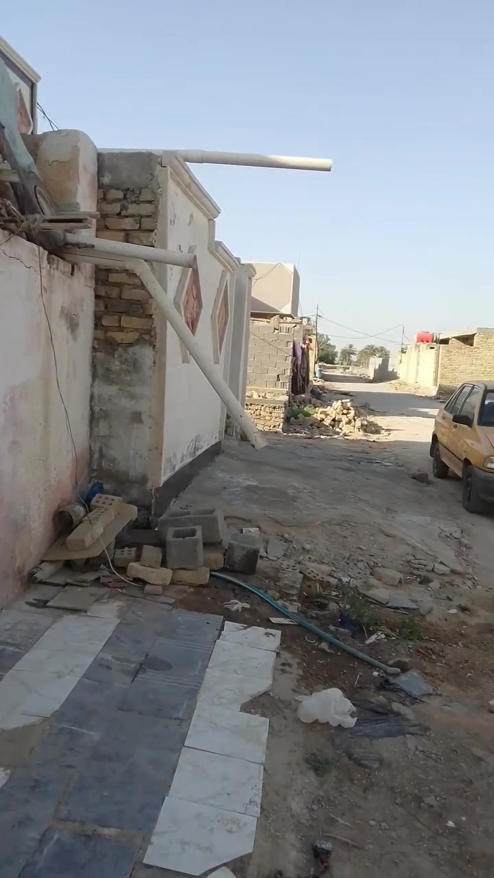 السلام عليكم مره خصت الدمنيه المحترمون عندي مشتمل المساحه ١٠٠الواجهه ٥ والنزال ٢٠ البي بناء طابوق البيت صب مسلح المكان الدسيم قريب على الدواجل السعر ٢٤ التصال والاستفسار التصال على الرقم ***********@
