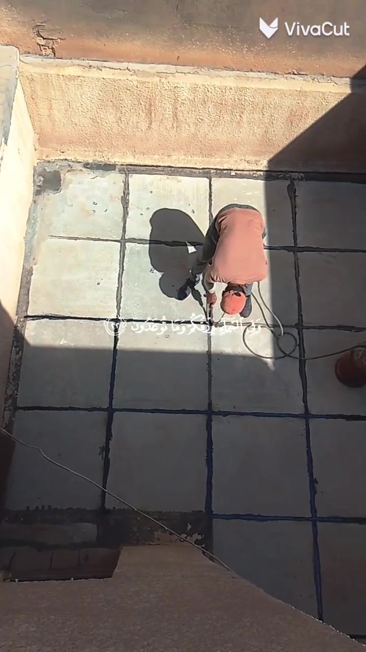 السلام عليكم لتنظيف السطوح وعاده هيكلتها من جديد /نبدا اعاده ماستك بترميم السطوح القديمه الماستك واضافه ماستك وكوي وقلع الماسك القديم***********
