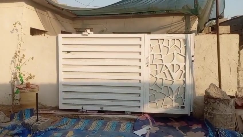 بيت تجاوز للبيع يحتوي على غرفتين نوم وصاله ومطبخ وحمام واستقبال وتواليت خارجيه يقع قرب المستوصف يبعد عن الشارع 20 متر مي وكهرباء وسحب كامل البيت عالي عن الشارع السعر 25 مليون وبي مجال بسيط ***********

