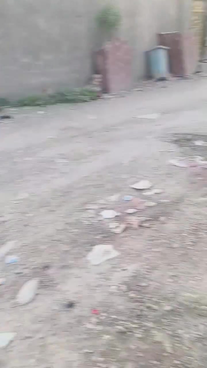 سلام عليكم بيت للبيع مساحه٦٠٠ متر خط ثاني يبعد على شارع العام ١٠٠خدمات سحب كهرباء مي تبليط بي ستقبال عدد ٢داخلي وخارجي وقرف نوم عدد٥ بي محلات ثنين  البيت متكامل من جميع الخدمات+مشتملات٢ الاستفسار على ‏‪***********‬‏
